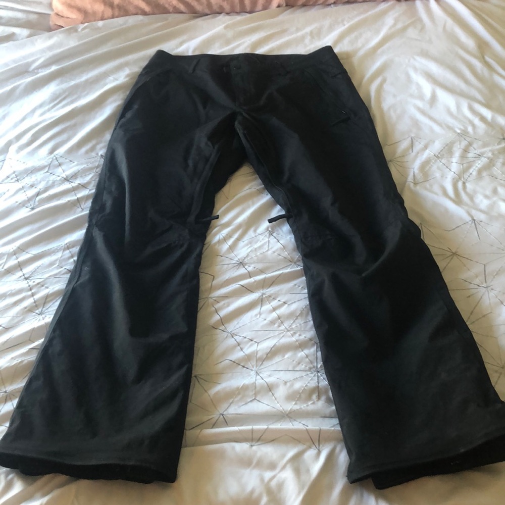 686 brand snowboarding pants.